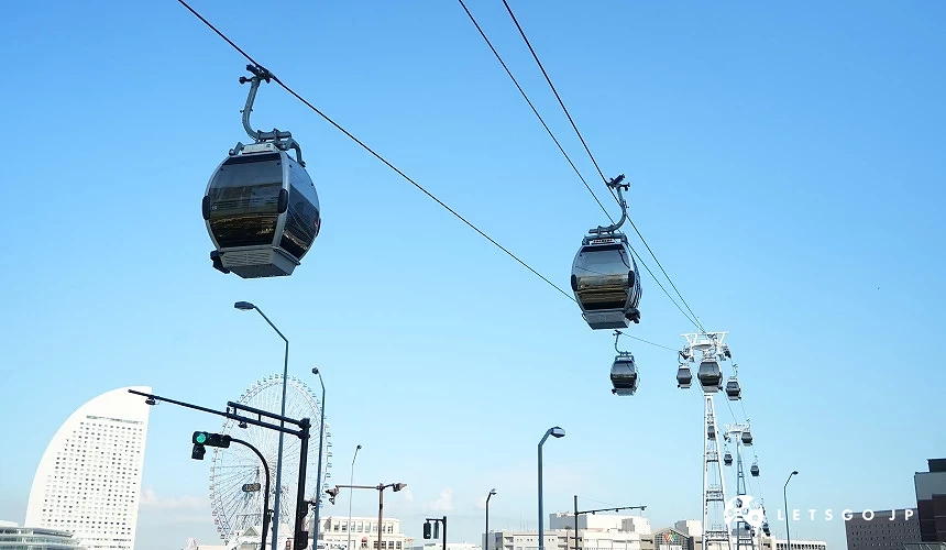 橫濱空中纜車車廂在空中運行