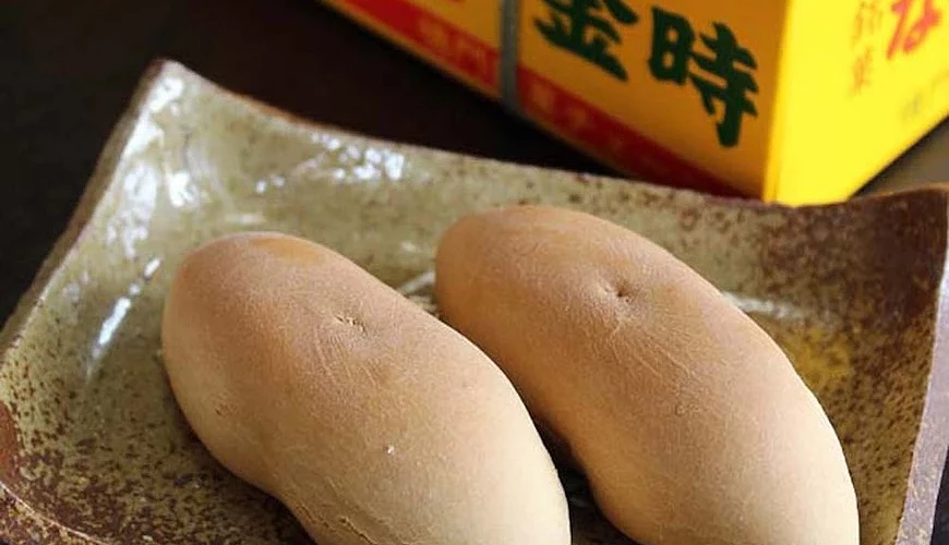 黃色包裝的金時地瓜點心禮盒與拆封後的鳴門金時地瓜小饅頭