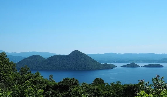 洞爺湖湖面與中島群島全景,藍色湖水被群山環繞