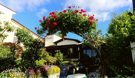 洞爺湖西餐廳望羊蹄外觀,入口處以玫瑰花拱門與花園造景迎賓,呈現復古溫馨的用餐空間