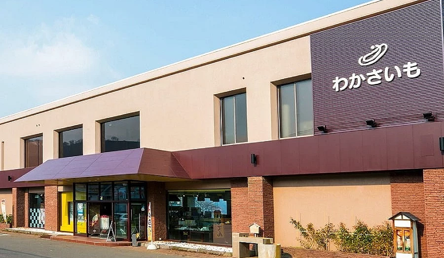 洞爺湖若狹芋本舖(わかさいも)洞爺湖本店外觀,現代風建築,販售北海道知名甜點與伴手禮