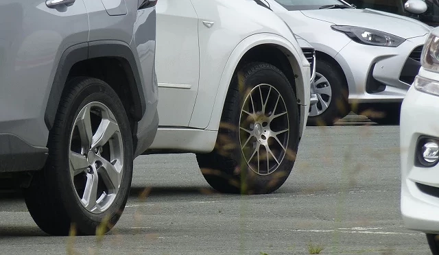 停車場一景,多輛汽車整齊停放