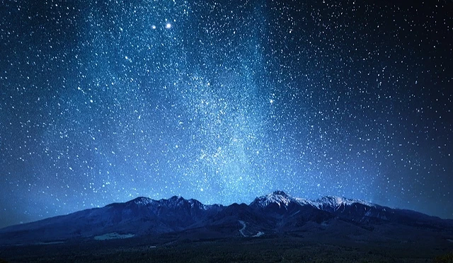 八岳山脈夜晚星空景色,滿天繁星與銀河橫跨天際,下方可見連綿山稜