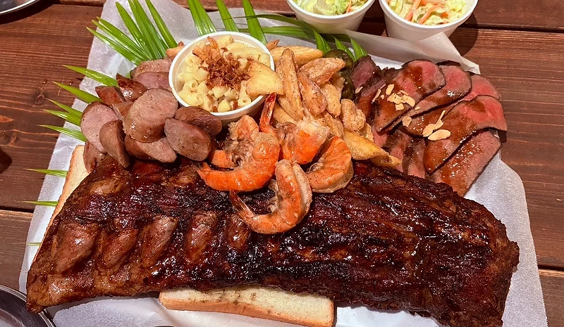 肉與銀皿 Wagyu Smash 超澎湃的肉類拼盤,包含巨大烤肋排、鮮蝦、香腸與烤肉片,視覺效果非常震撼