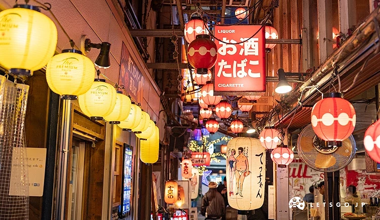 橘色和白色相間招牌