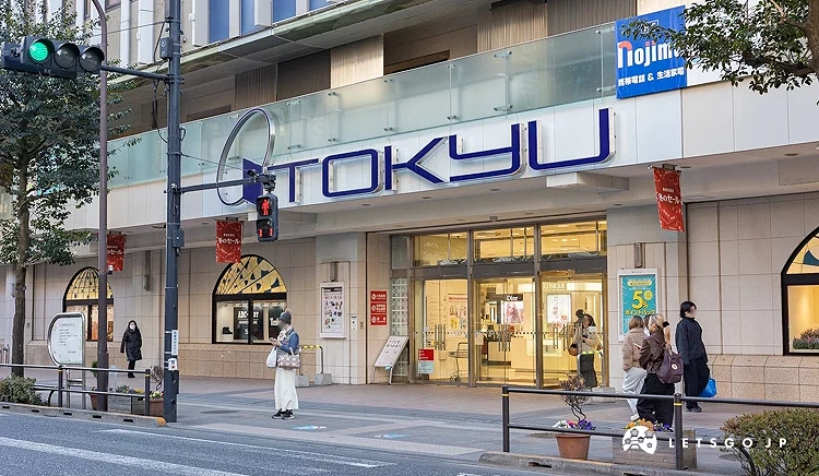 藍色招牌白色建築