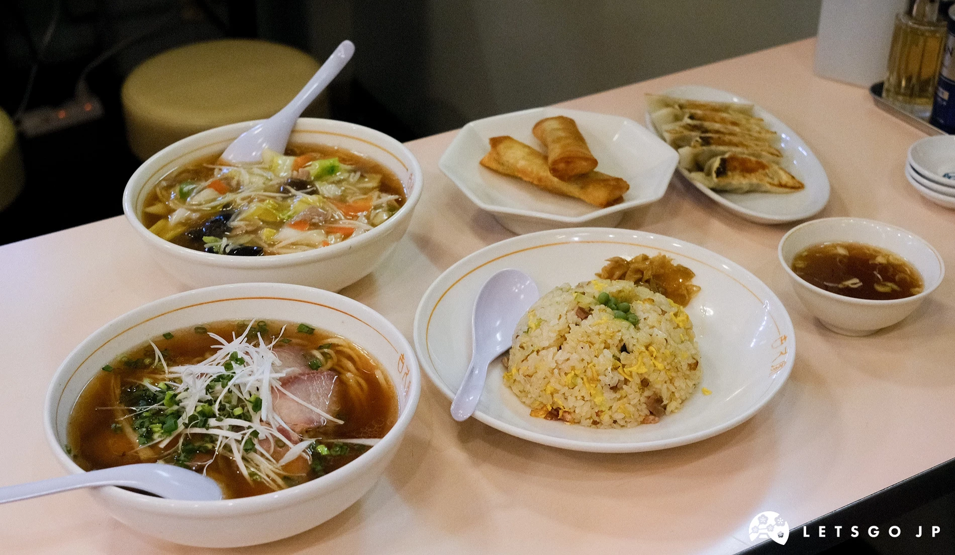 拉麵、炒飯、春捲與餃子
