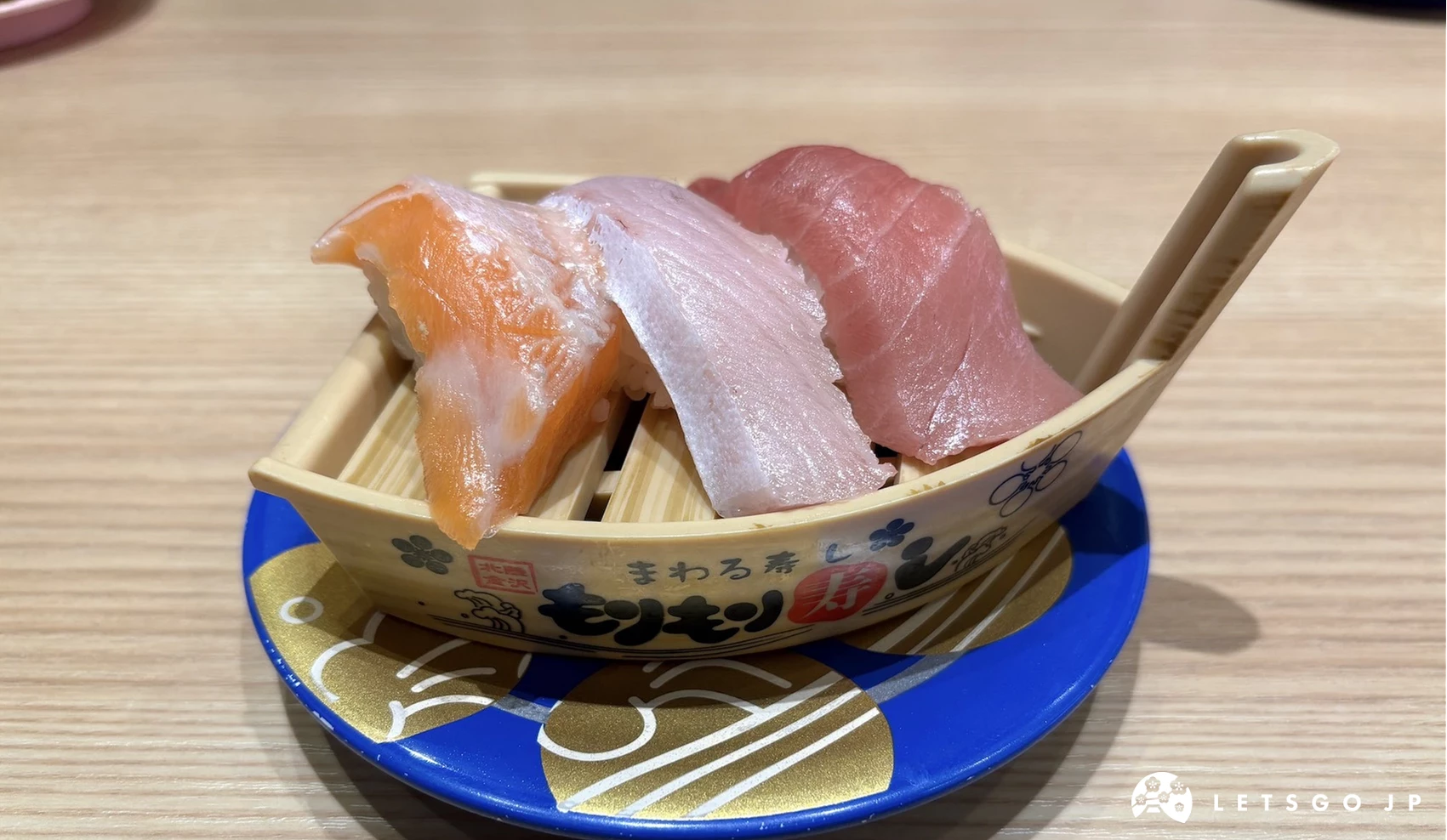 三貫壽司擺在船型置物上