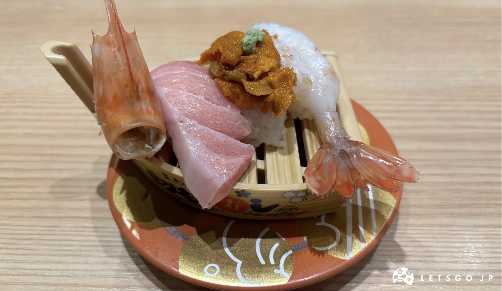 三貫壽司擺在盤子上