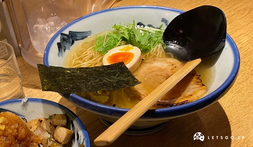 一碗有海苔、叉燒肉、水菜、溏心蛋的柚子鹽拉麵