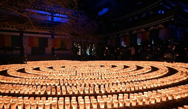 冬季夜晚的長谷寺「萬燈祈願會」,數千盞燭燈在境內排列成圓形,溫暖燈光點亮寺院空間。