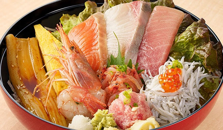 海鮮丼飯上面鋪滿海鮮與一隻大蝦