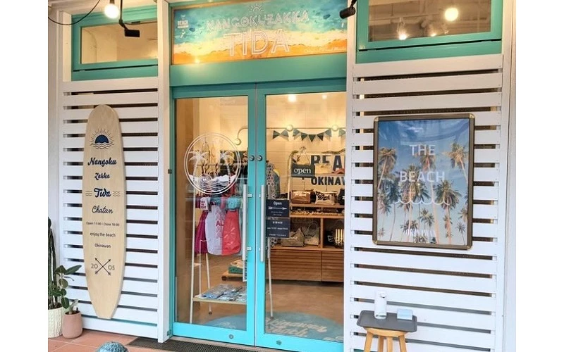 海島風格商店門面,玻璃門與牆面展示 THE BEACH 主題裝飾