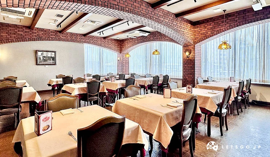 一般桌椅座位區,用餐空間明亮寬敞攝影:Angie