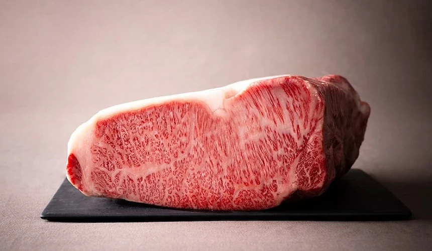 近江牛肉品橫切面能看到細緻的霜降雪花脂肪