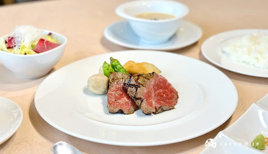 近江牛牛排午餐包含湯品、沙拉、牛排、米飯、飲品,經濟實惠攝影:Angie