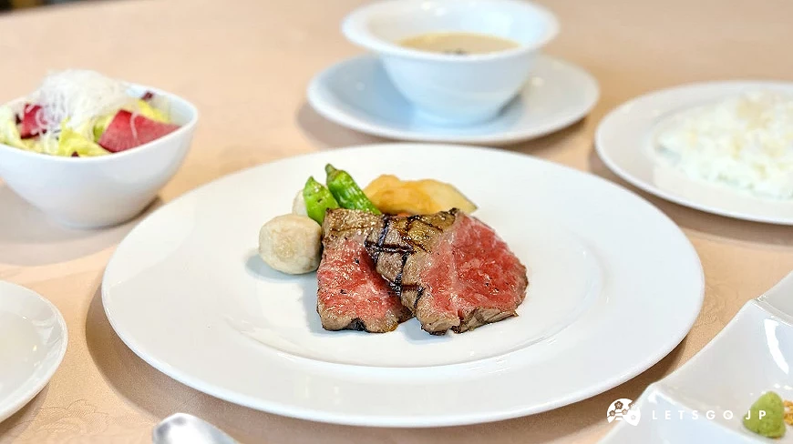 近江牛牛排午餐包含湯品、沙拉、牛排、米飯、飲品,經濟實惠攝影:Angie
