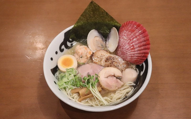 鹽味拉麵,配有干貝、蛤蜊、叉燒與溏心蛋