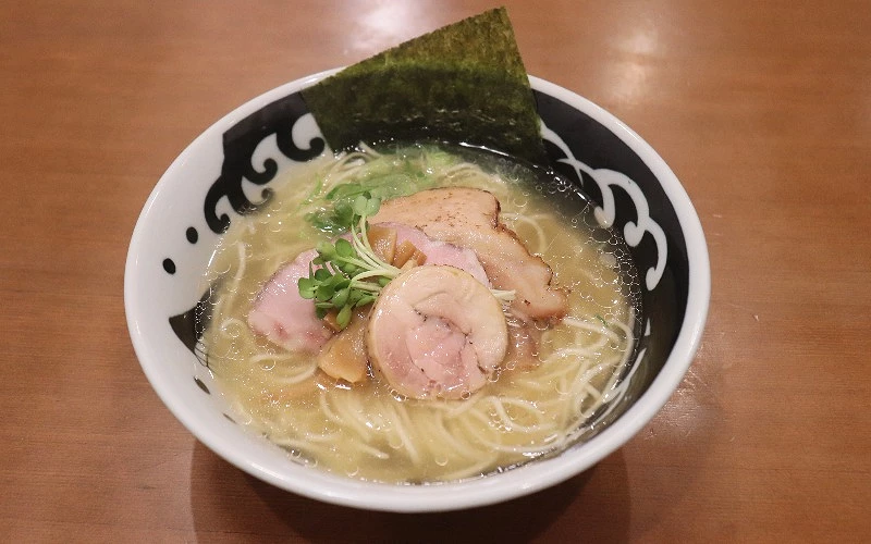 鹽味拉麵,配叉燒、筍乾與海苔