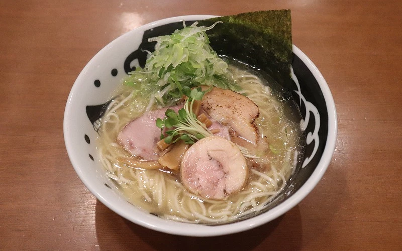 鹽味拉麵,鋪有叉燒、蔥絲與海苔