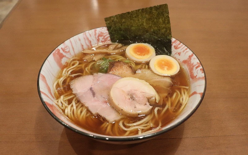 醬油拉麵,配有叉燒、溏心蛋、筍乾與海苔