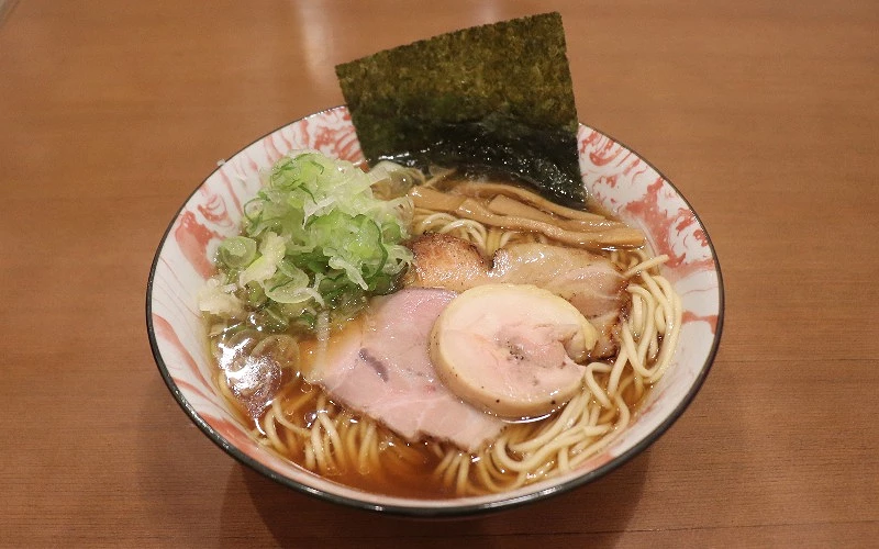 醬油拉麵,鋪有叉燒、蔥花、筍乾與海苔