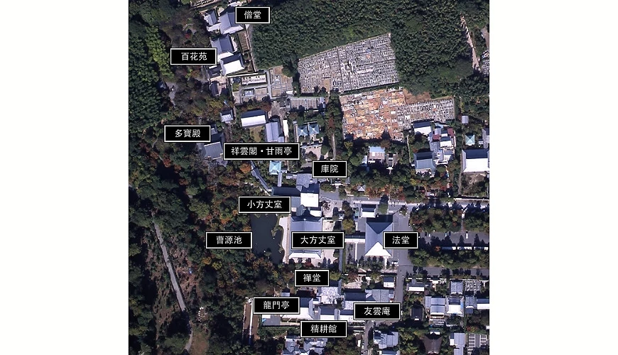 天龍寺園區空拍圖,清楚標示曹源池庭園、大方丈、法堂、庫院與周邊建築配置,方便理解參觀動線