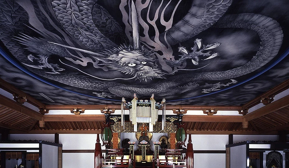 天龍寺法堂雲龍圖天花板畫作,黑白色調描繪盤旋巨龍