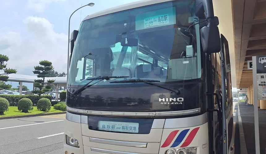 停靠於鳥取柯南機場前的接駁巴士,車身顯示「鳥取砂丘」路線標示,方便旅客直達砂丘景點