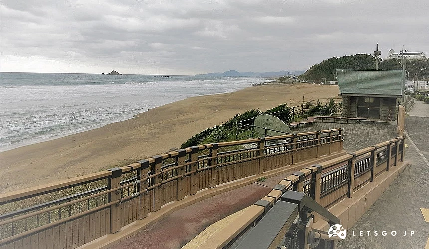 鳥取白兔海岸海景,沙灘綿延至遠方,海浪拍岸,前景為觀景步道與休憩設施