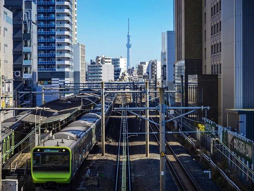 行駛於晴空塔下的山手線電車