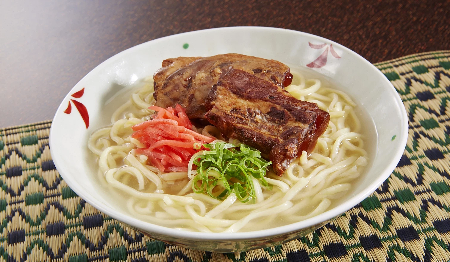 一碗有肉塊與紅薑等配料的麵