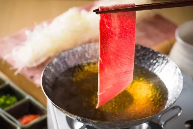 「牛舌日和淺草橋分店」一次提供炭燒、蔥涮多樣吃法，東京牛舌必吃這家