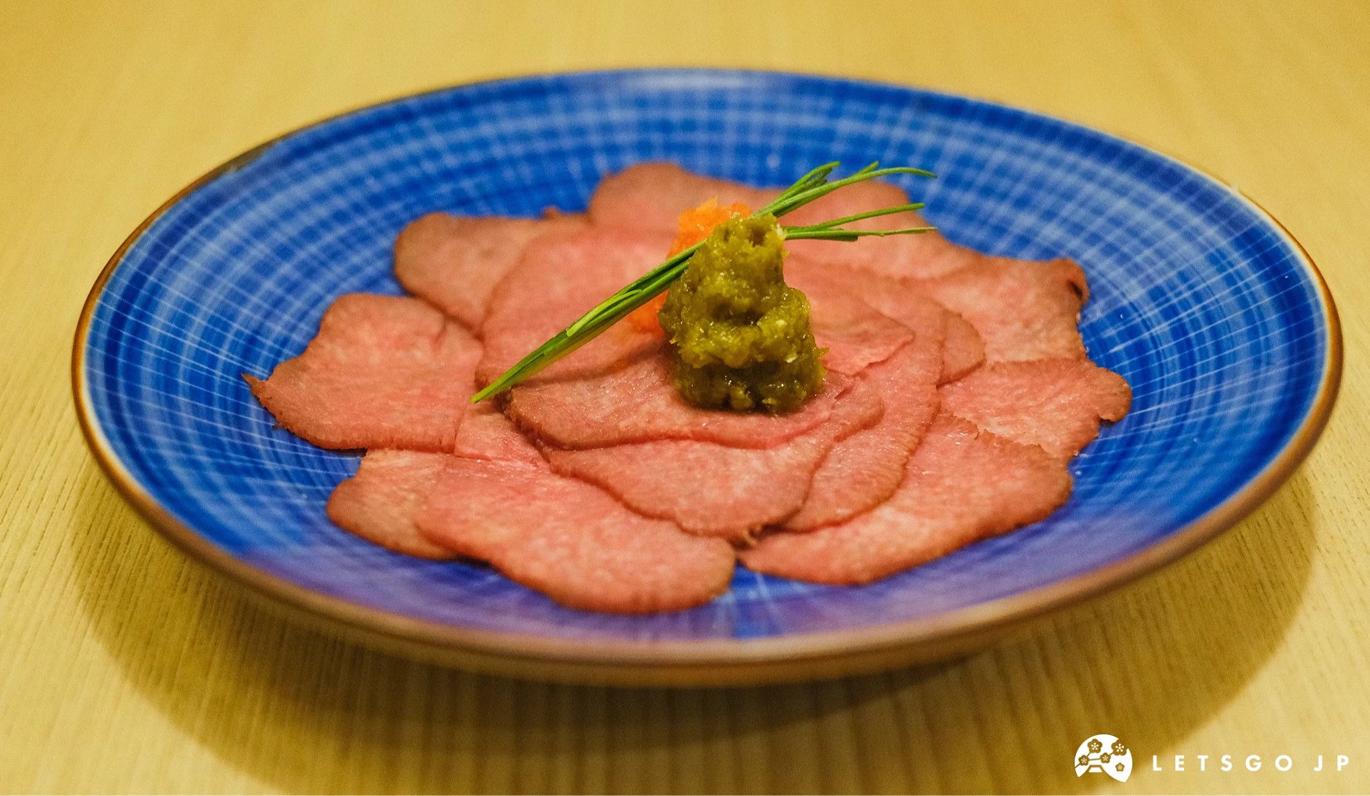 僅一釐米薄的牛舌切片擺成花朵形狀