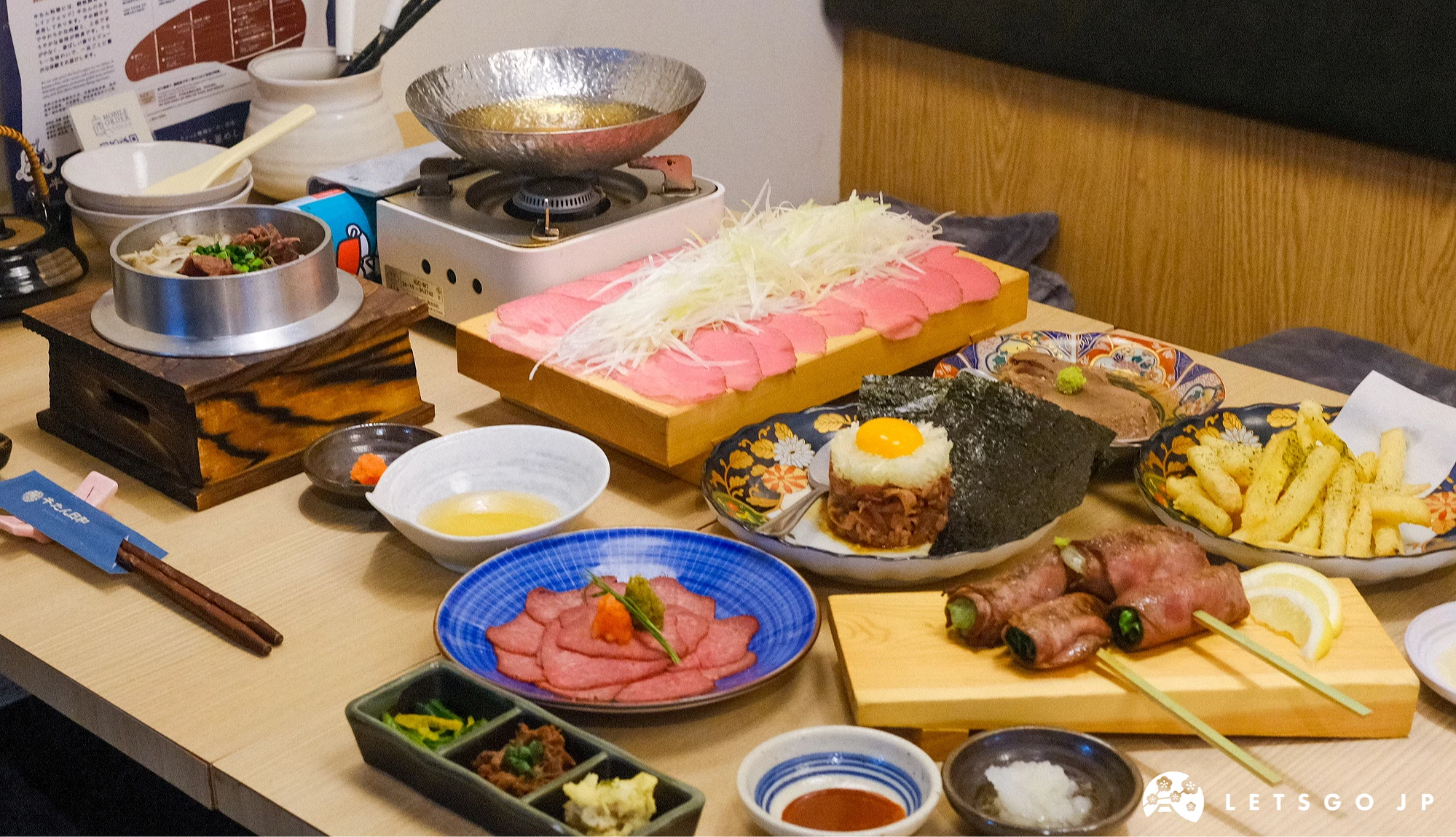 桌上放滿豐盛的牛舌料理
