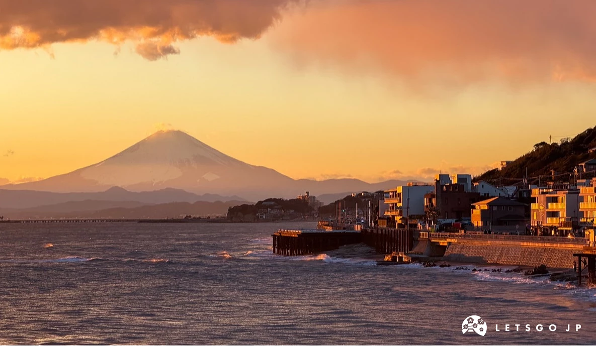 黃昏時橘紅色的天空與海面上的富士山