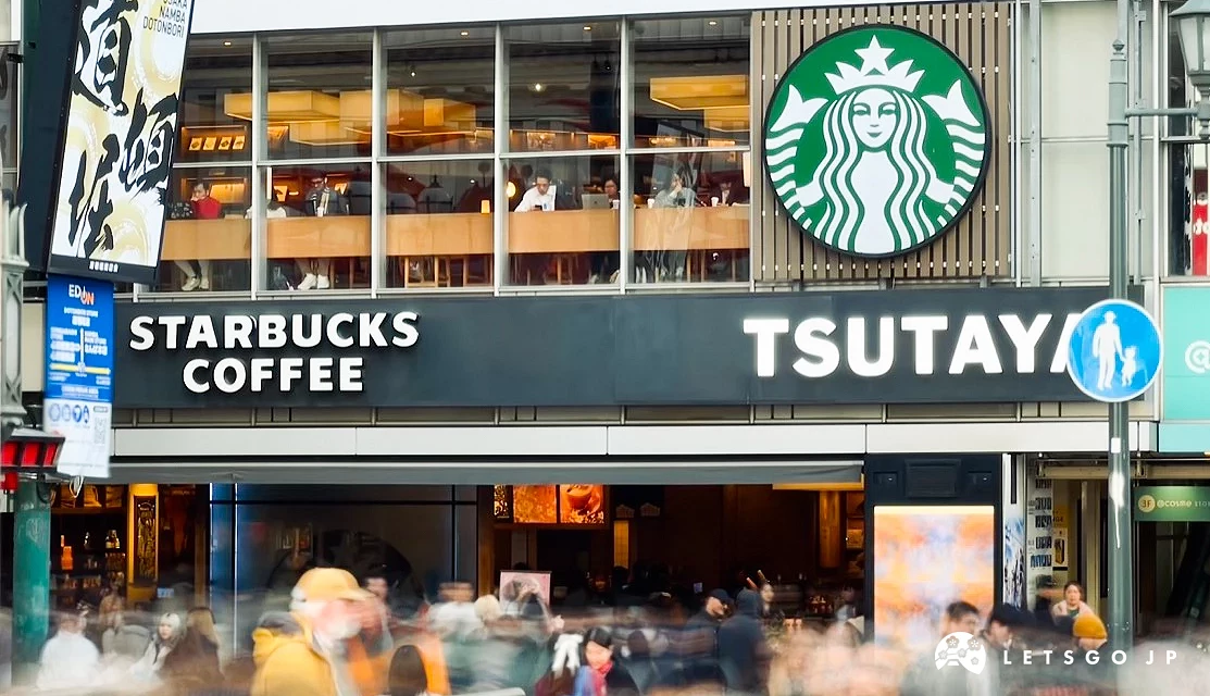 星巴克店鋪外觀,上方有綠色圓形招牌