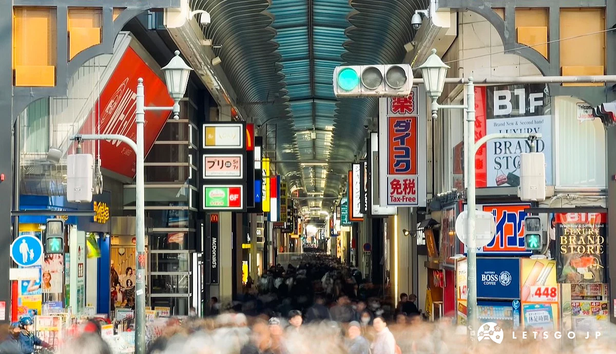「心齋橋筋商店街」長約600公尺的商街上有眾多藥妝店、百貨公司、餐廳林立
