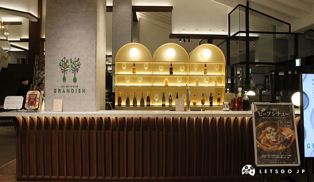 餐廳「GRANDISH」的 Bar 櫃檯有多樣的酒精飲品。