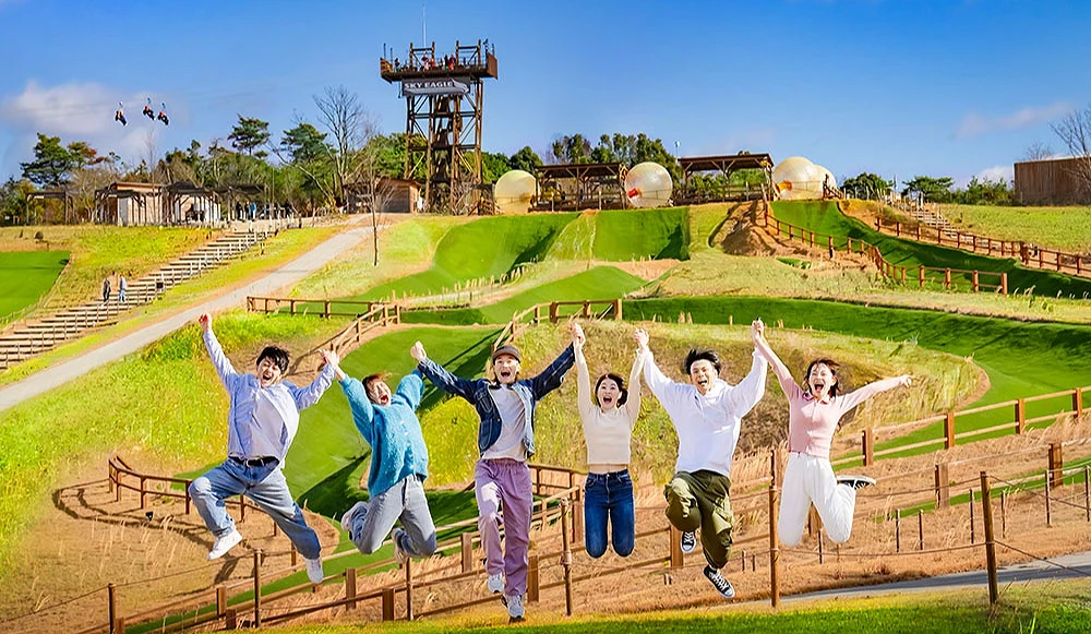 NESTA RESORT KOBE的園內風景與一群開心的旅客跳起來的合影