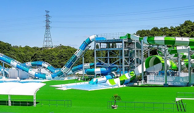 夏日限定的戶外泳池有多道高又長的滑水道
