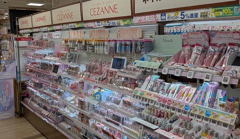 各種品牌化妝品陳列架上
