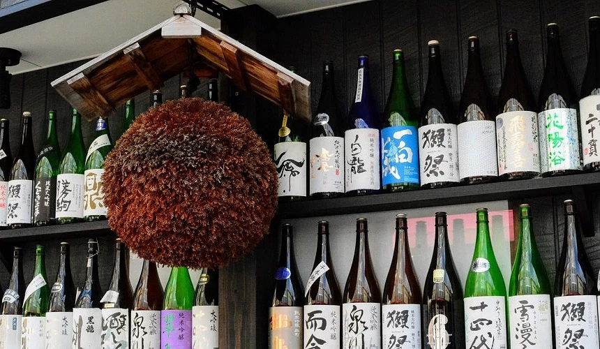 充滿懷舊氣氛的酒舖架上擺滿日本酒