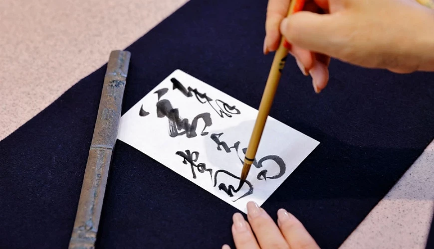 由寺廟工作人員書寫御朱印