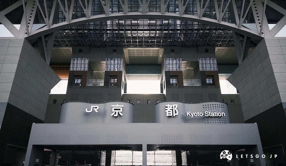 JR京都車站灰色建築外觀