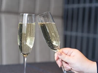 贈送氣泡酒