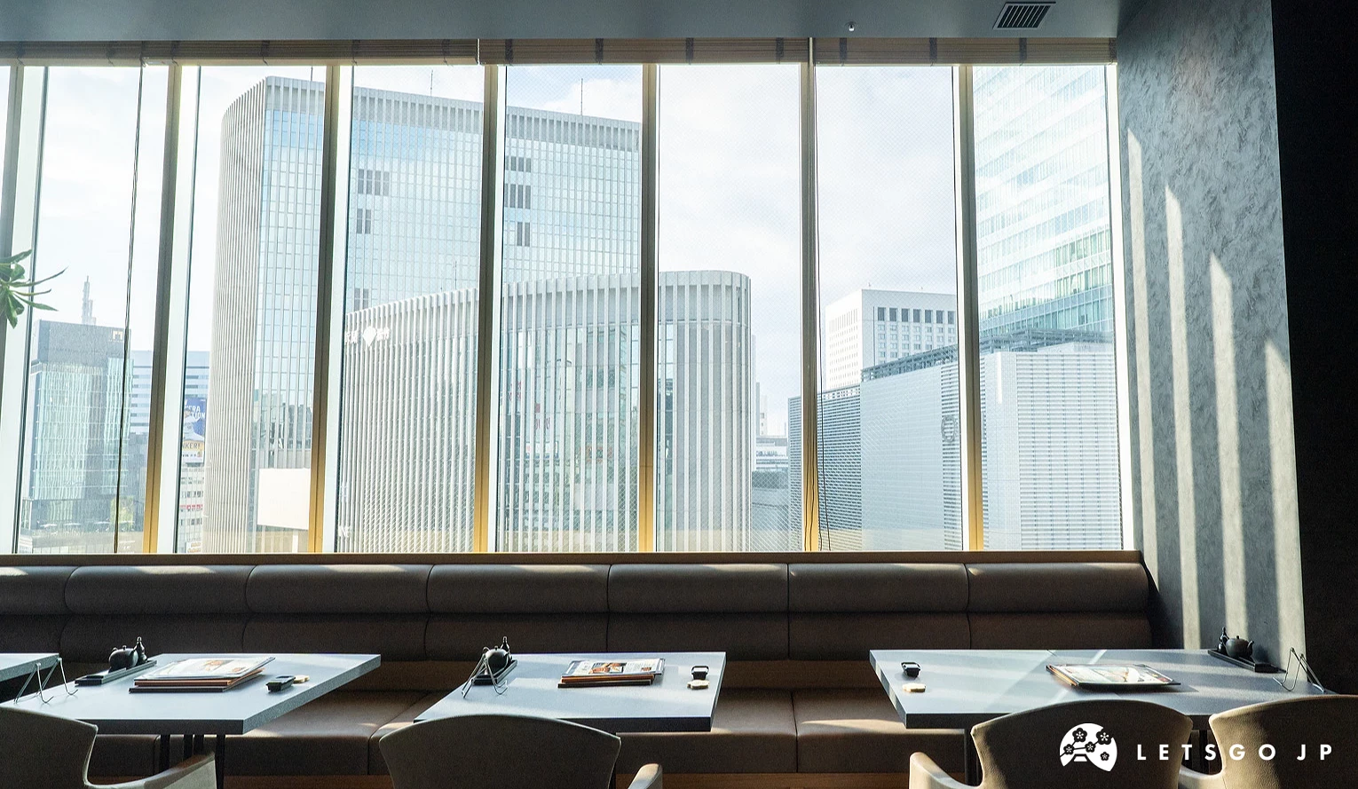 MARUYA本店店內可看到銀座的大樓街景