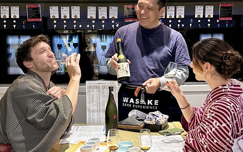 WASAKE店員介紹清酒,三人舉杯試飲