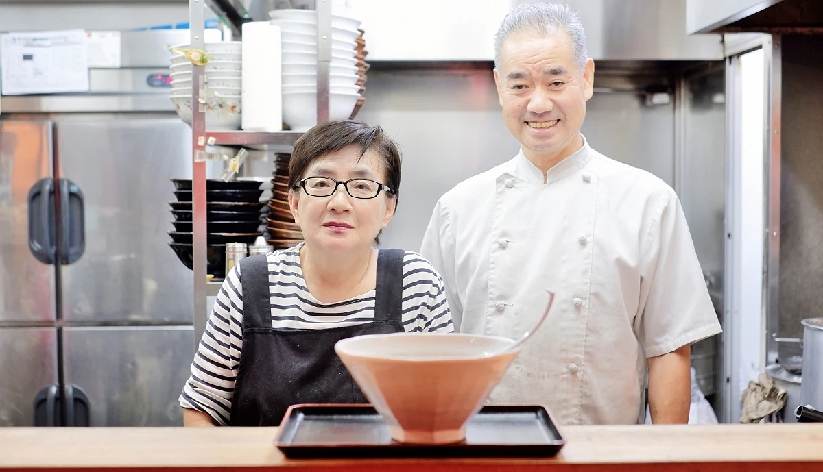 拉麵店內的老板娘和廚師