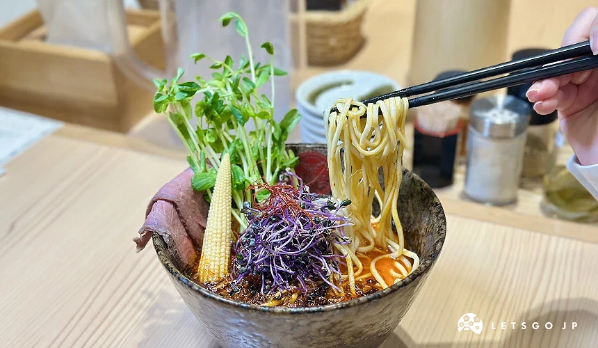 「擁抱」推薦拉麵「極炎牛骨辣味拉麵」攝影:Angie